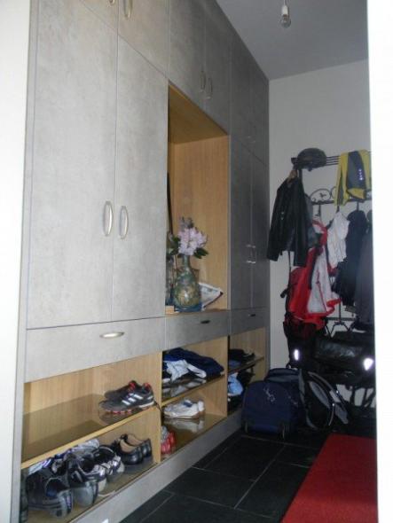 Einbauschrank mit grauen Türen und Schuhregal