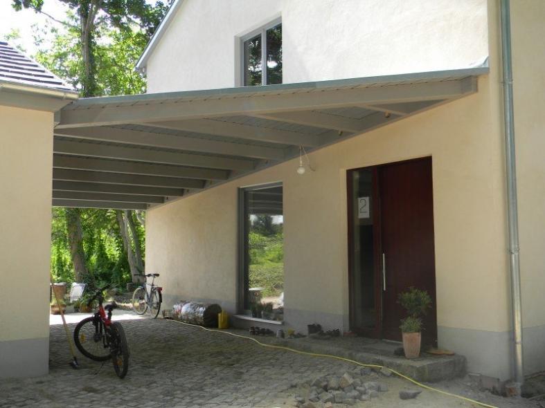 Carport in grau